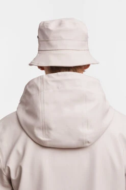 Stutterheim BECKHOLMEN BUCKET HAT LIGHT SAND 9 Stutterheim BECKHOLMEN BUCKET HAT LIGHT SAND -Fashion Clothing Store 114 43ae098d26 beckholmen light sand man hires 3 1 zoom