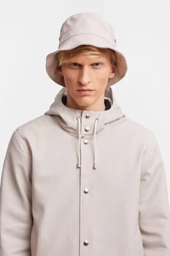 Stutterheim BECKHOLMEN BUCKET HAT LIGHT SAND 8 Stutterheim BECKHOLMEN BUCKET HAT LIGHT SAND -Fashion Clothing Store 114 5b01142c16 beckholmen light sand man hires 1 plp1 zoom