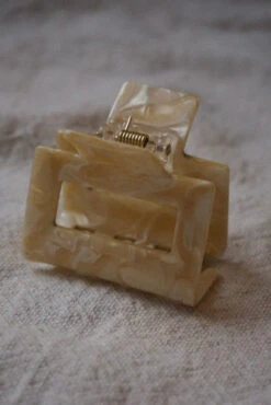 SMALL SQUARE HAIR CLAW CREAM