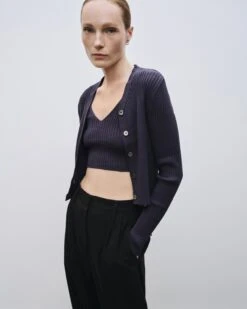 RIBBED KNIT V-NECK CROP TOP -Fashion Clothing Store 20220828 DBaum MijeongPark 8351