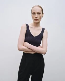 RIBBED KNIT V-NECK CROP TOP -Fashion Clothing Store 20220828 DBaum MijeongPark 8390