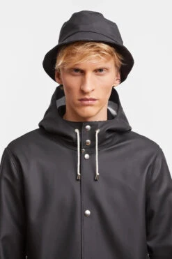 Stutterheim BECKHOLMEN BUCKET HAT BLACK 12 Stutterheim BECKHOLMEN BUCKET HAT BLACK -Fashion Clothing Store 27 85d8c5ad20 beckholmen black mman hires 1 plp1 zoom 00165fde be09 4742 b92a ae01fbb5444c