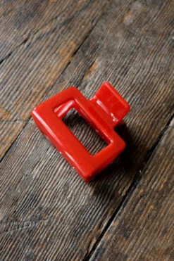 SMALL SQUARE HAIR CLAW TOMATO