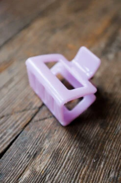 SMALL SQUARE HAIR CLAW LILAC