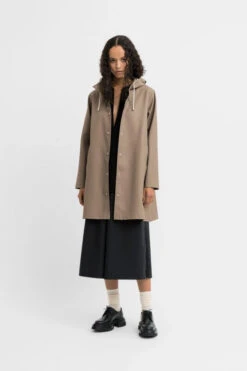 Stutterheim MOSEBACKE RAIN JACKET MOLE 26 Stutterheim MOSEBACKE RAIN JACKET MOLE -Fashion Clothing Store Mosebacke Mole Re color AW22 1 600x900 1