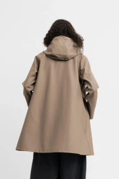 Stutterheim MOSEBACKE RAIN JACKET MOLE 30 Stutterheim MOSEBACKE RAIN JACKET MOLE -Fashion Clothing Store Mosebacke Mole Re color AW22 6 600x900 1