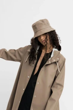 Stutterheim MOSEBACKE RAIN JACKET MOLE 31 Stutterheim MOSEBACKE RAIN JACKET MOLE -Fashion Clothing Store Mosebacke Mole Re color AW22 7 600x900 1