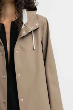 Stutterheim MOSEBACKE RAIN JACKET MOLE 33 Stutterheim MOSEBACKE RAIN JACKET MOLE -Fashion Clothing Store Mosebacke Mole Re color AW22 9 600x900 1