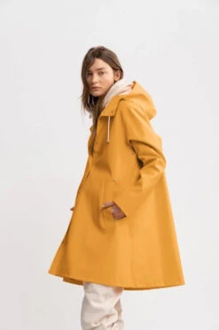 Stutterheim MOSEBACKE RAIN JACKET WARM HONEY -Fashion Clothing Store Mosebacke Warm Honey Re color 2 600x900 1