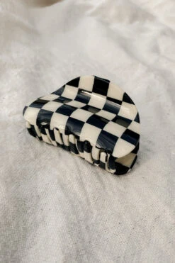 ASYMMETRICAL HAIR CLAW