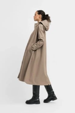 Stutterheim MOSEBACKE RAIN JACKET LONG MOLE -Fashion Clothing Store Stutterheim Mosebacke Long Mole 02 600x900 1