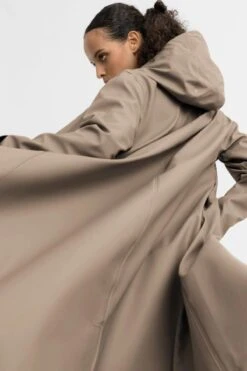 Stutterheim MOSEBACKE RAIN JACKET LONG MOLE -Fashion Clothing Store Stutterheim Mosebacke Long Mole 03 600x900 1