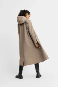Stutterheim MOSEBACKE RAIN JACKET LONG MOLE -Fashion Clothing Store Stutterheim Mosebacke Long Mole 05 600x900 1