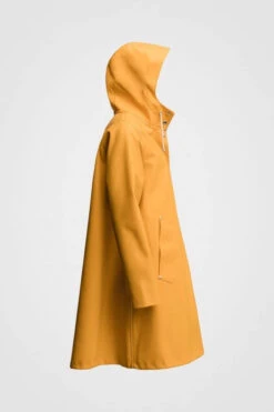 Stutterheim MOSEBACKE RAIN JACKET WARM HONEY -Fashion Clothing Store Stutterheim Mosebacke Warm Honey 2 600x900 1