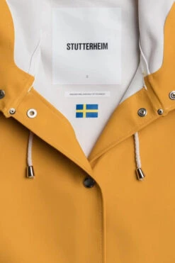 Stutterheim MOSEBACKE RAIN JACKET WARM HONEY -Fashion Clothing Store Stutterheim Mosebacke Warm Honey 4 600x900 1
