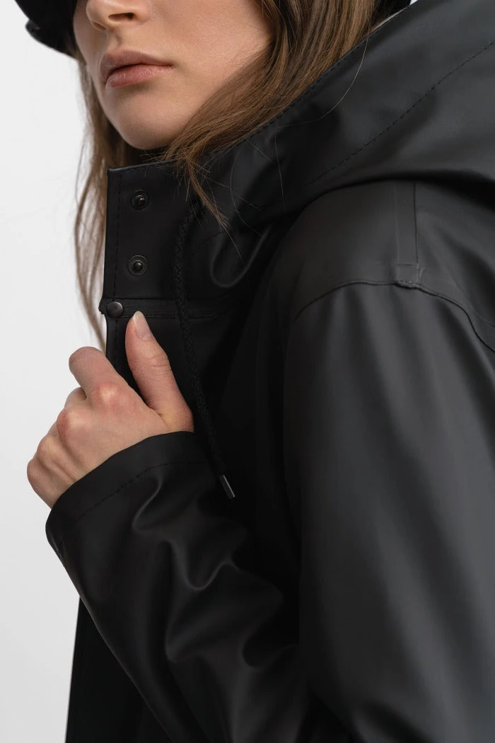 Stutterheim MOSEBACKE RAIN JACKET LONG BLACK 6 Stutterheim MOSEBACKE RAIN JACKET LONG BLACK - Image 4