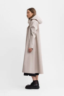 Stutterheim MOSEBACKE RAIN JACKET LONG LIGHT SAND 15 Stutterheim MOSEBACKE RAIN JACKET LONG LIGHT SAND -Fashion Clothing Store Woman Mosebacke Long Light Sand 4