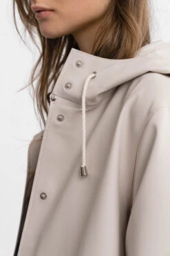 Stutterheim MOSEBACKE RAIN JACKET LONG LIGHT SAND 14 Stutterheim MOSEBACKE RAIN JACKET LONG LIGHT SAND -Fashion Clothing Store Woman Mosebacke Long Light Sand 6