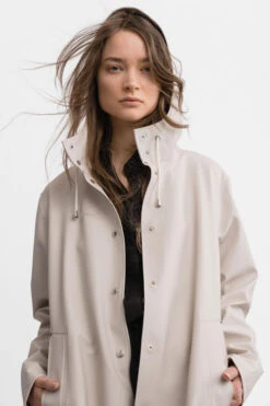 Stutterheim MOSEBACKE RAIN JACKET LONG LIGHT SAND 13 Stutterheim MOSEBACKE RAIN JACKET LONG LIGHT SAND -Fashion Clothing Store Woman Mosebacke Long Light Sand 7