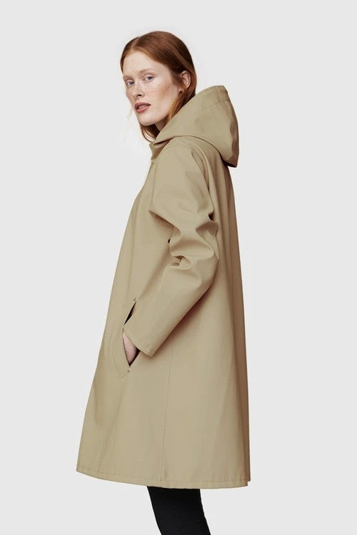 Stutterheim MOSEBACKE RAIN JACKET SAND 4 Stutterheim MOSEBACKE RAIN JACKET SAND - Image 2
