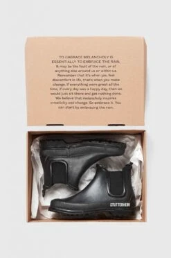 Stutterheim CHELSEA RAIN WALKER BOOTS -Fashion Clothing Store stutterheim chelsea rainwalker blackblack in shoebox open closed 4 1359x2048 1
