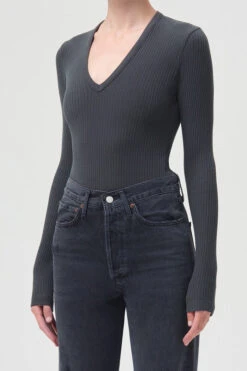 AGOLDE TAVI DEEP V NECK LONG SLEEVE -Fashion Clothing Store tavi v neck long sleeve spider grey ribbed tee agolde pipe and row
